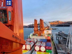 “雪龙”号靠港新西兰利特尔顿港 进行物资补给