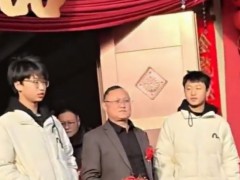 爸爸再婚被16岁双胞胎儿子送上婚车 背后真相让人惊愕！