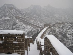 雪后长城秒变滑梯 背后真相让人惊愕！