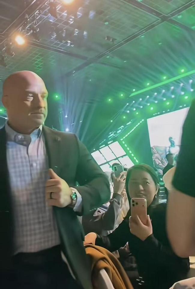 黄仁勋年会现场发橘子
