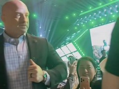 黄仁勋年会现场发橘子 亲民老总送福利