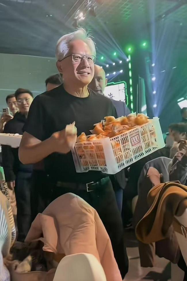 黄仁勋年会现场发橘子 亲民老总送福利