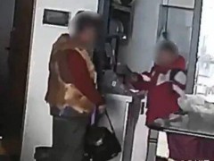 男孩遭陌生人尾随“强闯”入室 勇敢对峙获赞