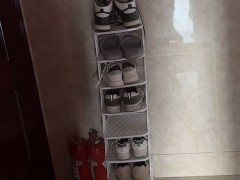 邻居楼道放鞋架 女子挂婆婆遗照反击 魔法对轰引发关注