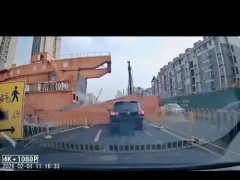地铁工地龙门吊坍塌砸中轿车 事故致人员伤亡
