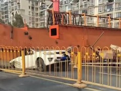 武汉龙门吊倒塌事故致1死1伤 工地外车辆受损引发关注