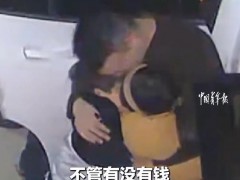 家人等候赶路20多小时归家的夫妻 这就是回家的意义