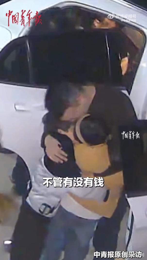 家人等候赶路20多小时归家的夫妻