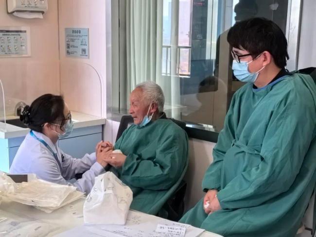 82岁老伯拉着老伴的手含泪告别 跨海坚守终落幕