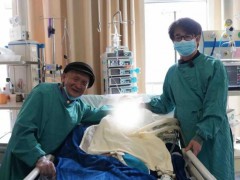 82岁老伯拉着老伴的手含泪告别 跨海坚守终落幕