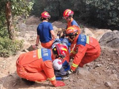 男子登山不慎滑倒 多方救援 装备不当险酿祸
