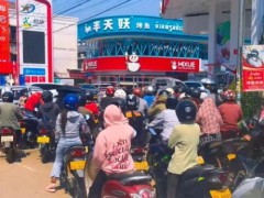 老挝多家电动车卖到断货 现严重缺货 燃油短缺引发购买热潮