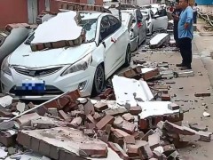 东莞一地围墙倒塌砸中7辆车 大风所致无人员受伤