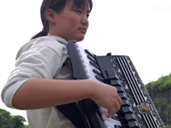 大山里的女孩拉手风琴拿了金奖！退休老人5年教80个山里娃拉手风琴