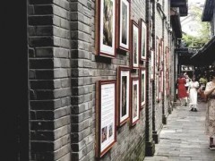 “馆长”夜游成都宽窄巷子 粉丝热情相送