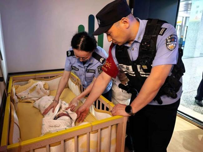 刚满月宝宝被&ldquo;保姆&rdquo;抱走？是亲奶奶 一场因爱引发的误会