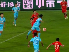 东北超沈阳主场巨幅TIFO太硬核 万人共燃足球激情