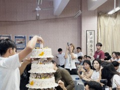 辅导员为212名毕业生准备蛋糕和戒指 深情厚谊暖人心