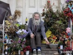 流浪汉于许家印豪宅廊下居住三年 比主人更体面的看门人