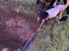 00后夫妻与钓鱼佬合力救起落水大爷 新婚夫妇勇救落水老人
