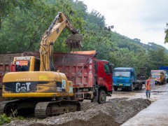 广西强降雨持续 抢险进行中 全力保障道路畅通