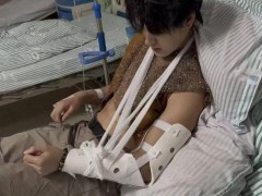 被游客掰断手腕的景区NPC再发声 治疗费用成难题