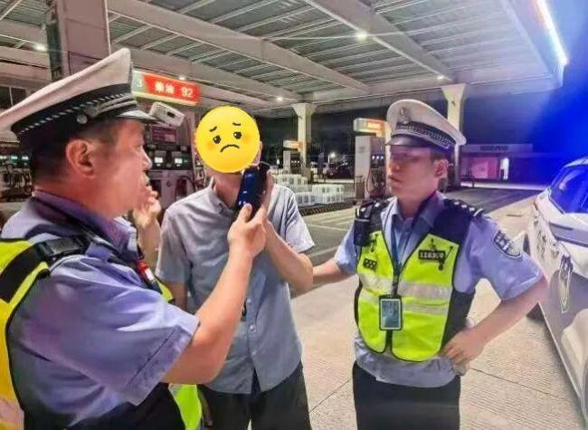 男子搭讪交警自曝醉驾 好奇心惹祸上身