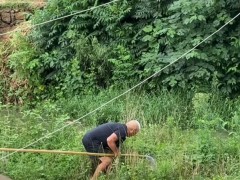 暴雨后大爷拿鱼叉抓鱼叉中十斤大鱼 大爷一叉，钓鱼佬泪目