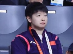 〔孙颖莎观赛女双决战 见证队友夺冠〕