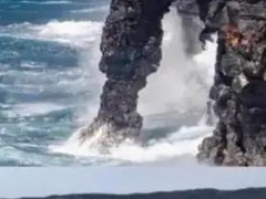 『夏威夷知名地标没了 霍莱海蚀拱门坍塌』
