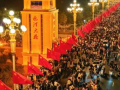 『国庆太原迎泽大桥人气爆棚 国旗映红成打卡胜地』