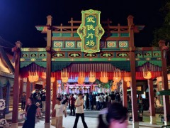 横店新玩法爆火，年轻人在横店演反派 阿姨们演娘娘，花钱拍戏成热门旅行项目